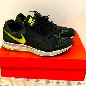 Nike Air Zoom Pegasus 31 black and volt men’s size 9 (9)